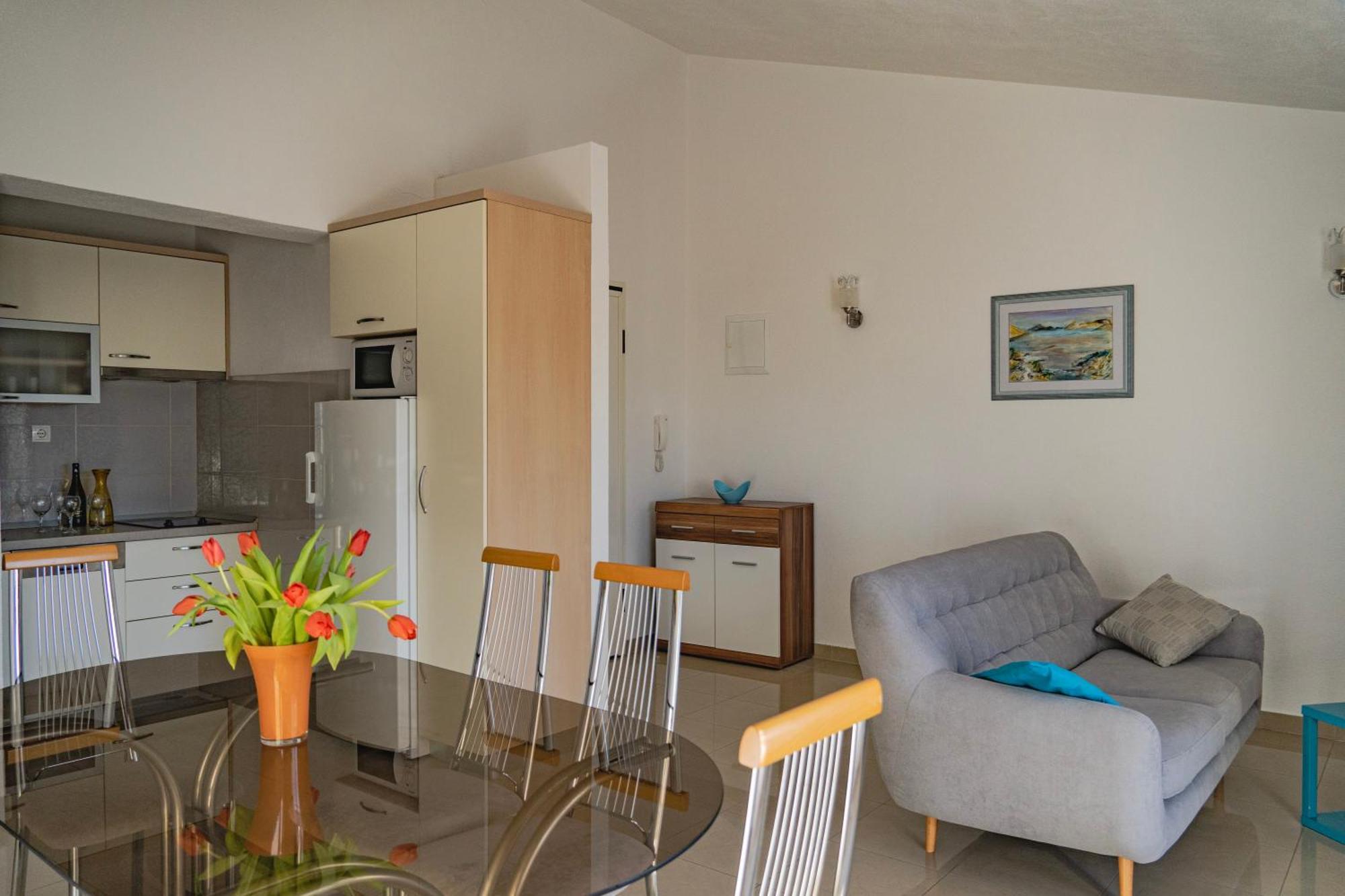 Apartments Sara & Nina Омиш Экстерьер фото