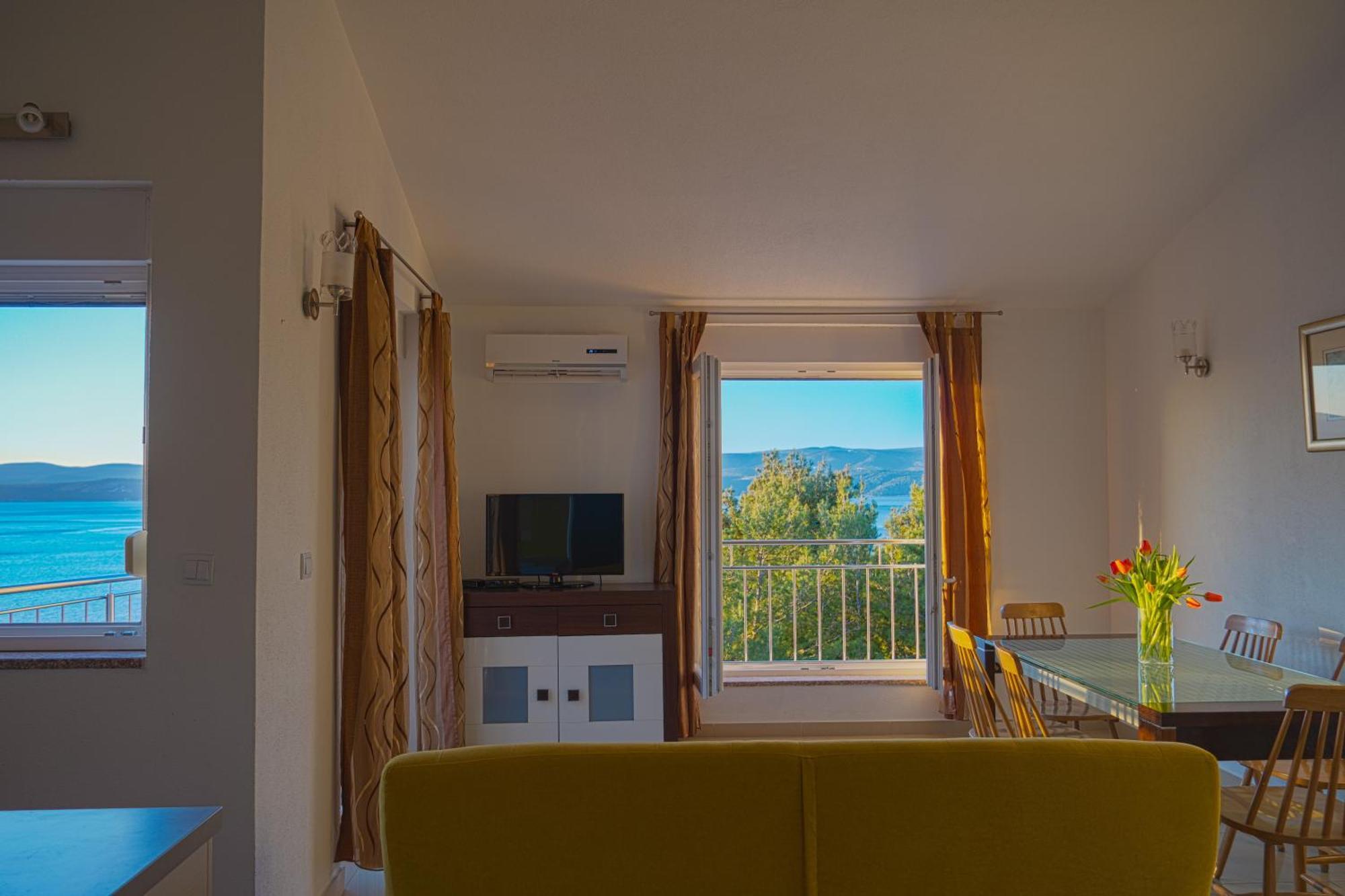 Apartments Sara & Nina Омиш Экстерьер фото