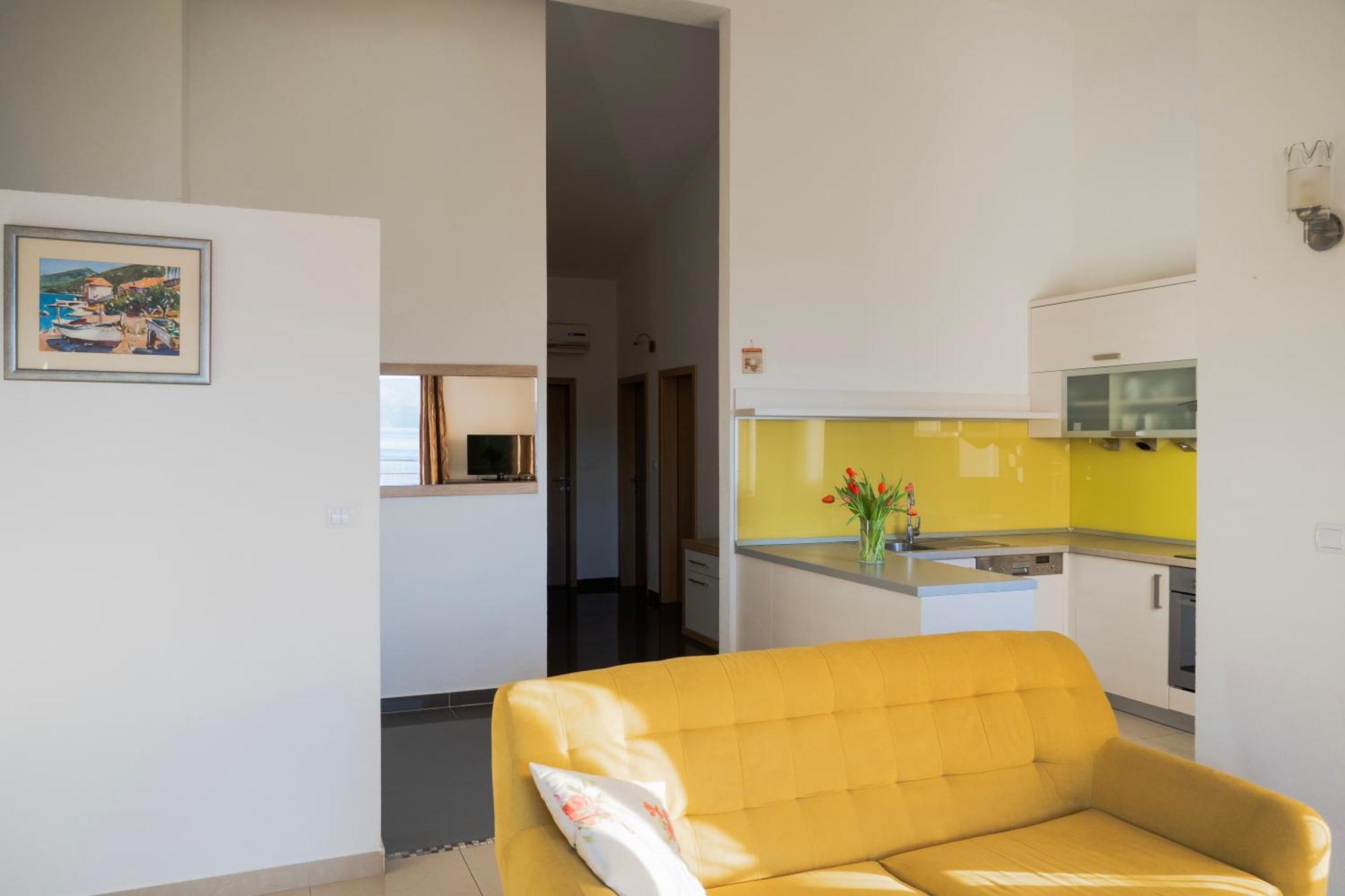 Apartments Sara & Nina Омиш Экстерьер фото