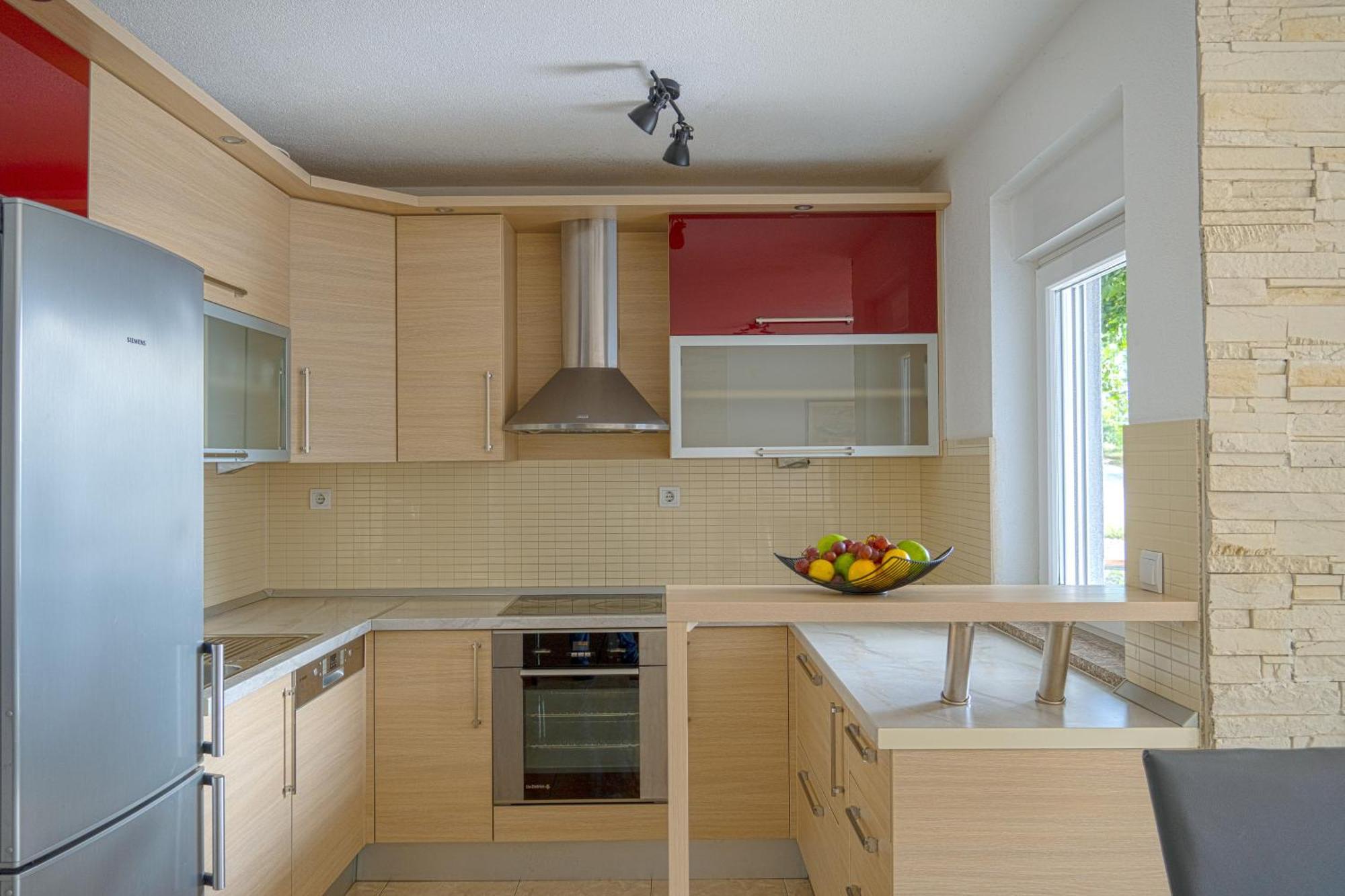 Apartments Sara & Nina Омиш Экстерьер фото