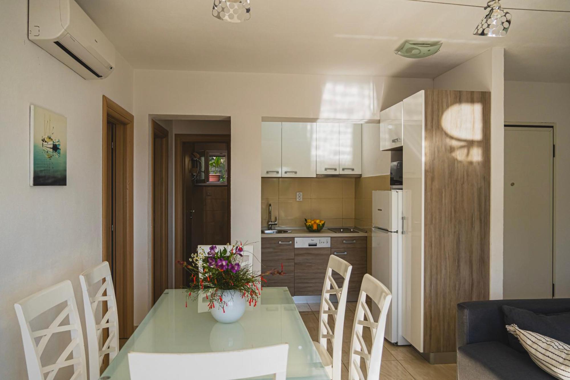 Apartments Sara & Nina Омиш Экстерьер фото