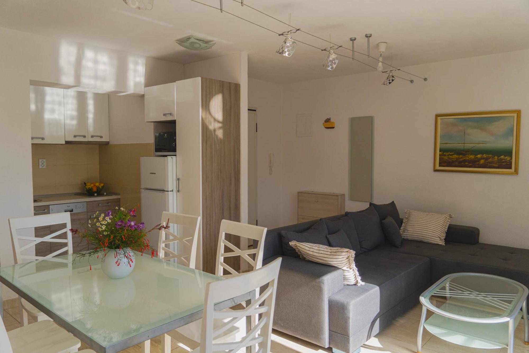 Apartments Sara & Nina Омиш Экстерьер фото