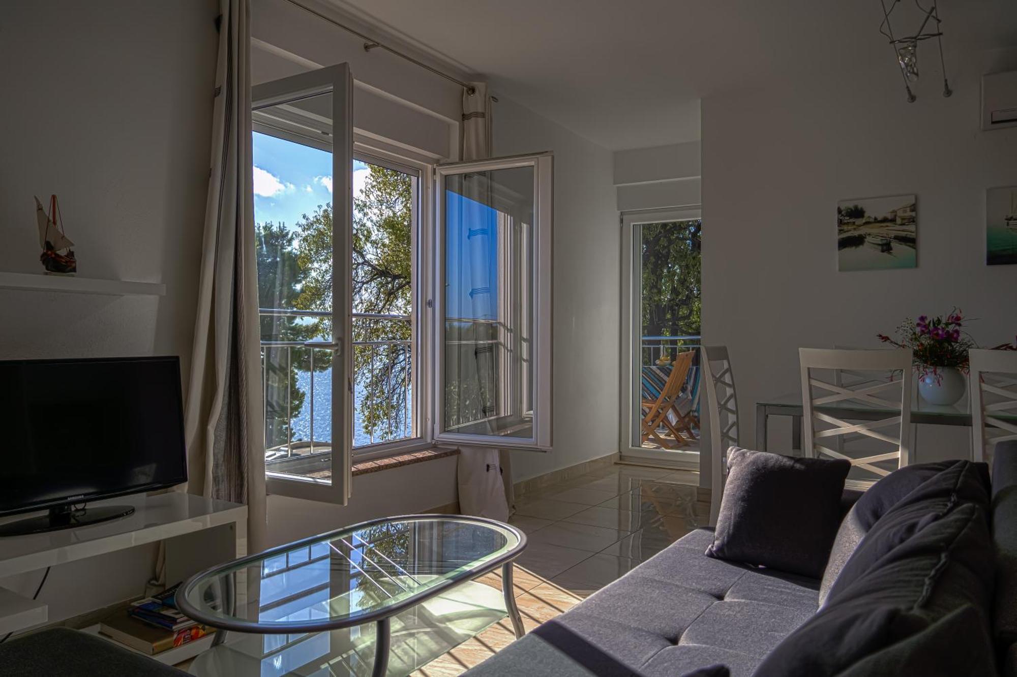 Apartments Sara & Nina Омиш Экстерьер фото