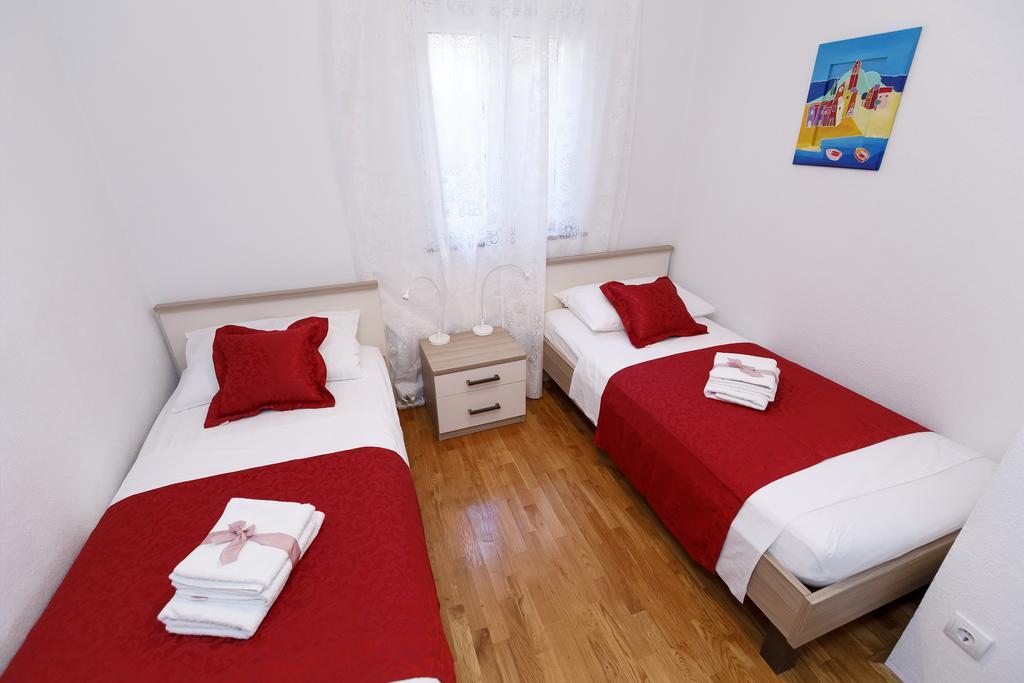 Apartments Sara & Nina Омиш Экстерьер фото
