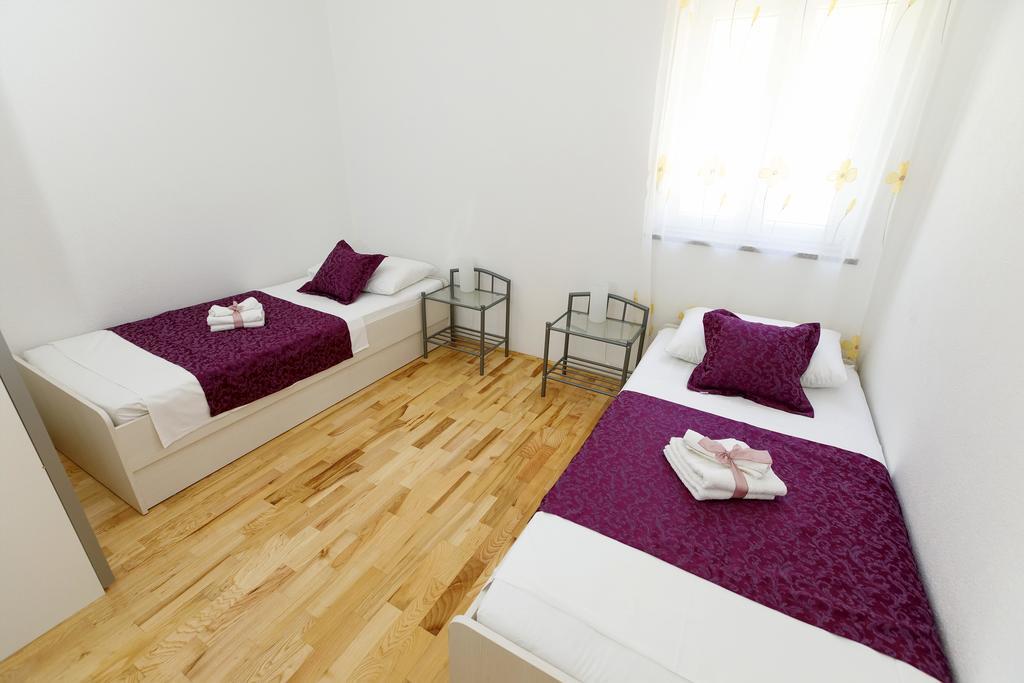 Apartments Sara & Nina Омиш Экстерьер фото