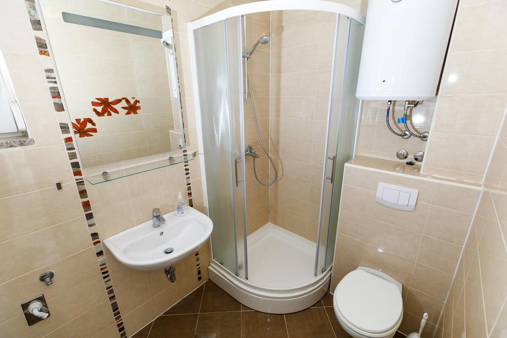 Apartments Sara & Nina Омиш Экстерьер фото