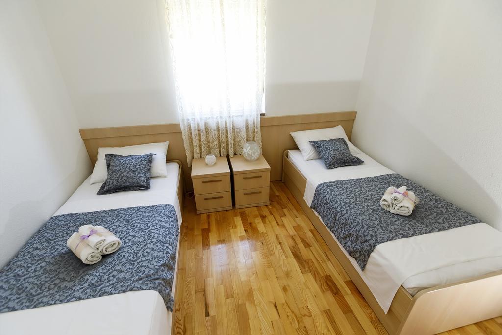 Apartments Sara & Nina Омиш Экстерьер фото