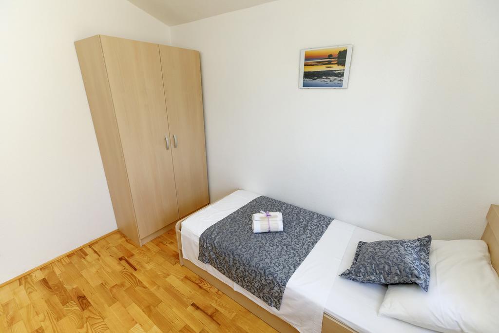 Apartments Sara & Nina Омиш Экстерьер фото