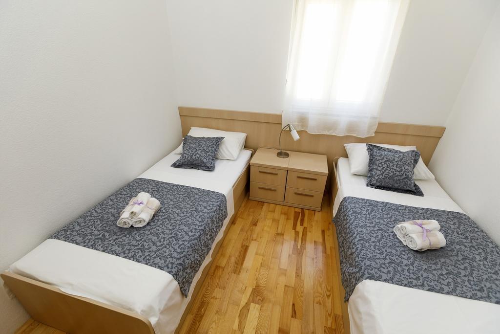 Apartments Sara & Nina Омиш Экстерьер фото
