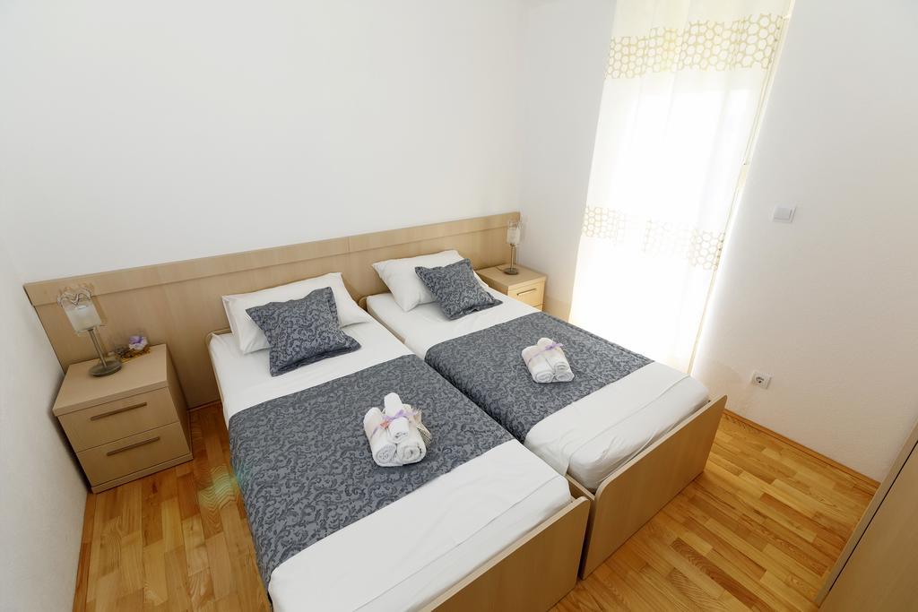 Apartments Sara & Nina Омиш Экстерьер фото