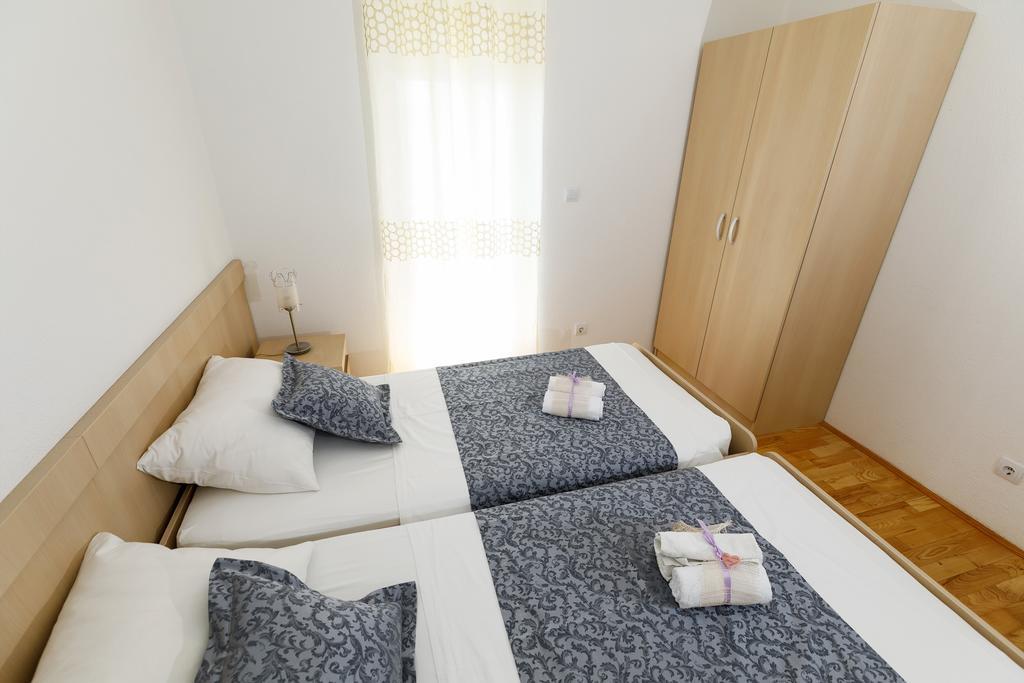 Apartments Sara & Nina Омиш Экстерьер фото
