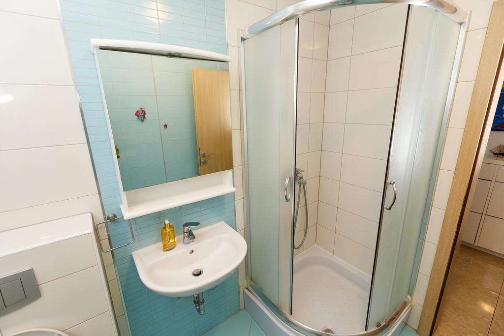 Apartments Sara & Nina Омиш Экстерьер фото