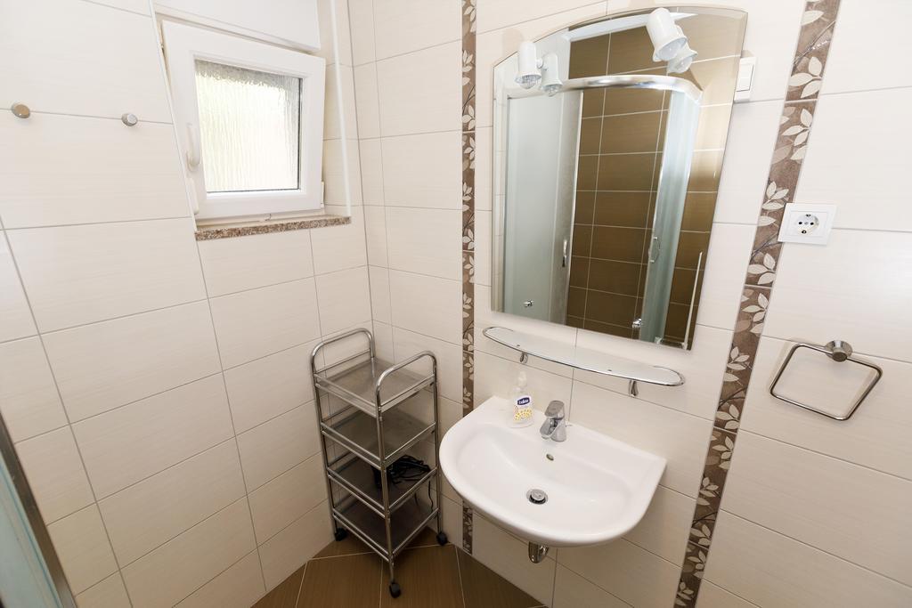 Apartments Sara & Nina Омиш Экстерьер фото
