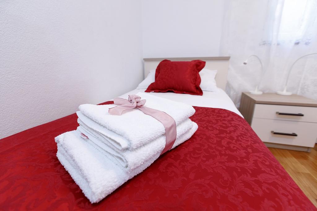 Apartments Sara & Nina Омиш Экстерьер фото