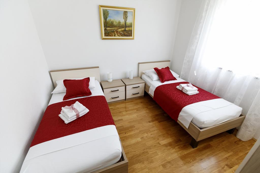 Apartments Sara & Nina Омиш Экстерьер фото